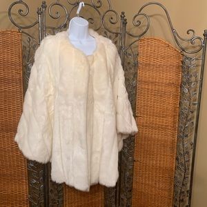 Faux Fur White/Cream Cape